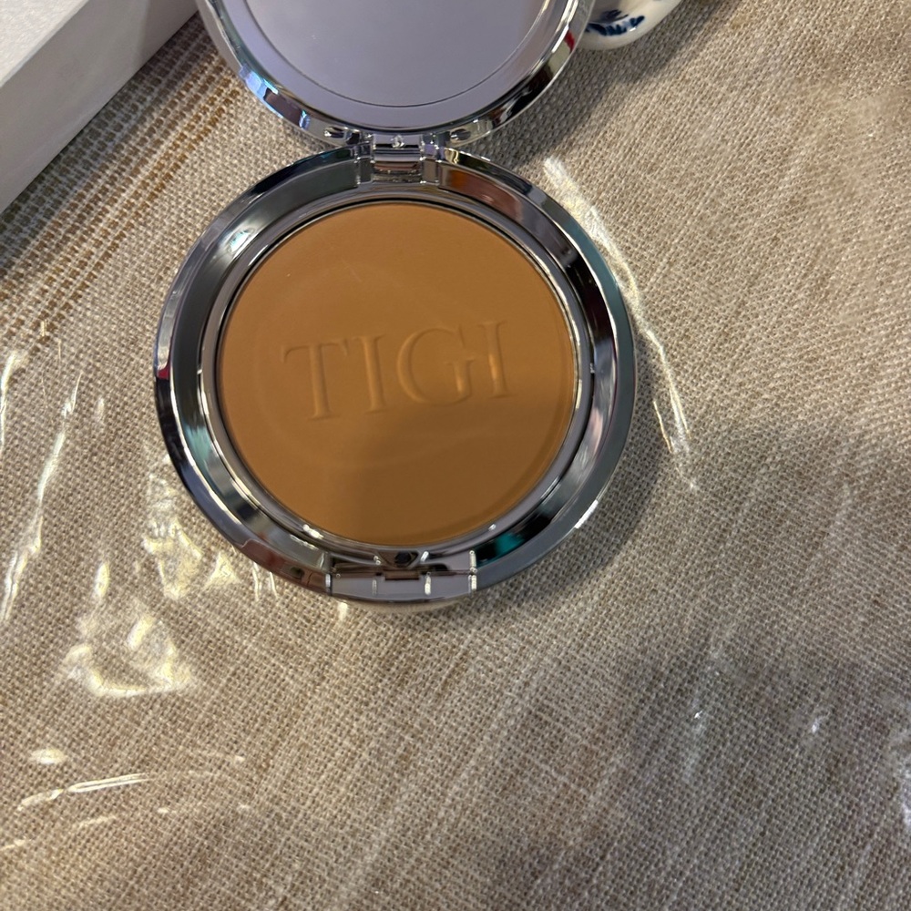 TIGI Tan Compact Foundation